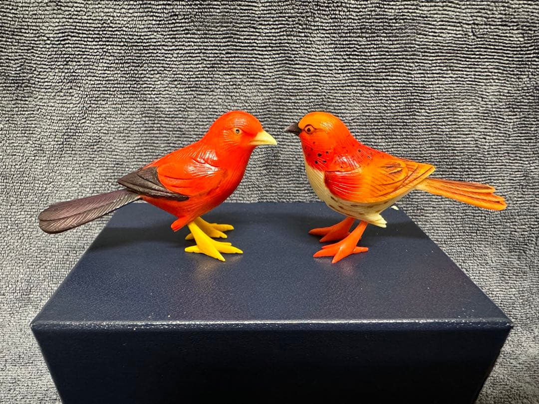 置物　根付　鳥カラフル 2匹　天然素材　マンモス　象牙風 骨董　美術品 置物 根付 鳥カラフル 2匹 天然素材 マンモス 象牙風 骨董 美術品