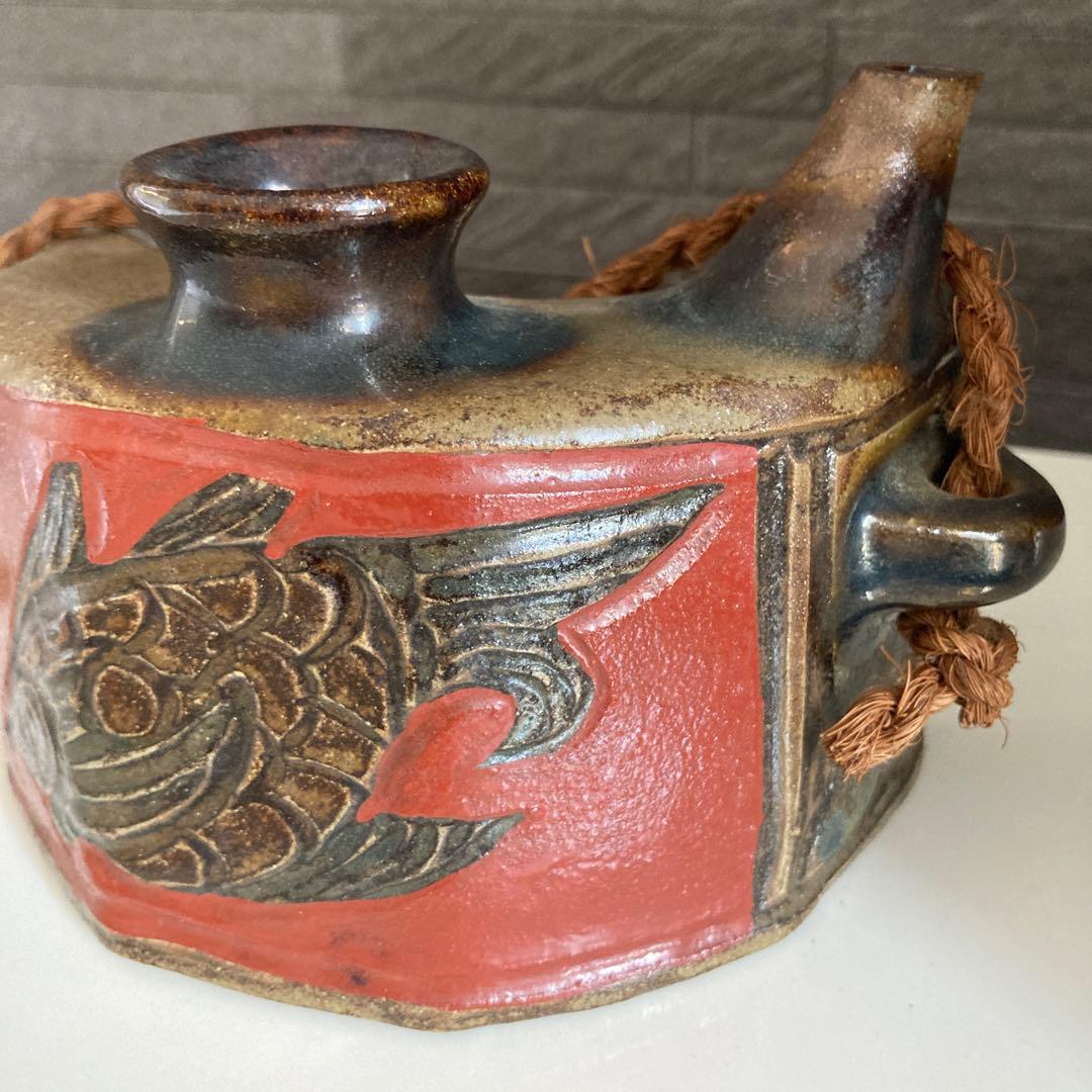 サインだけのわりと近年の作品 小橋川清正 琉球壺屋焼 赤絵彫魚模様