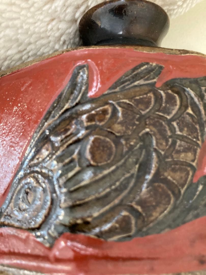 サインだけのわりと近年の作品 小橋川清正 琉球壺屋焼 赤絵彫魚模様