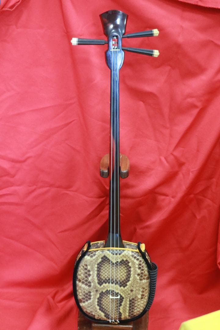 沖縄県産　高級材黒木を使用して製作された高級沖縄三線スンチー塗（漆塗）本皮使用