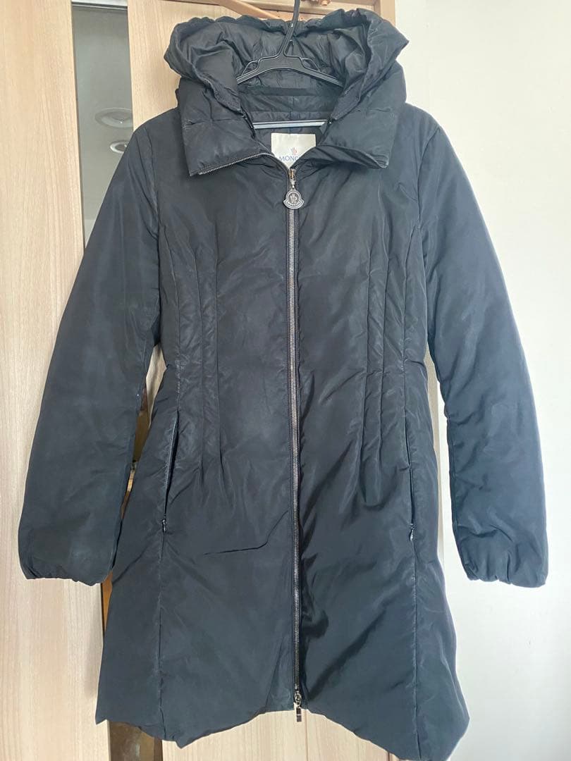 MONCLER ブラックダウンジャケット フード付き