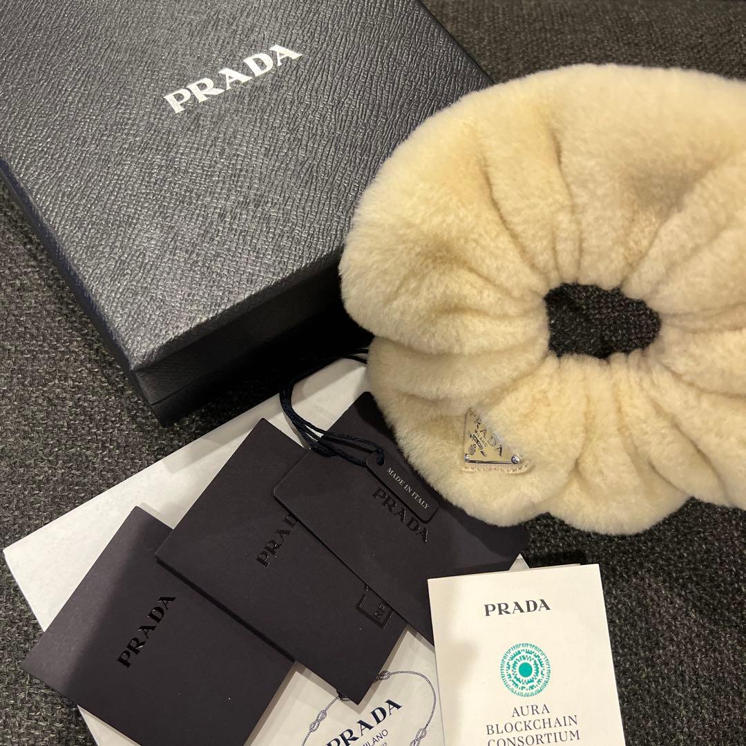 PRADA ファーシュシュ クリーム色