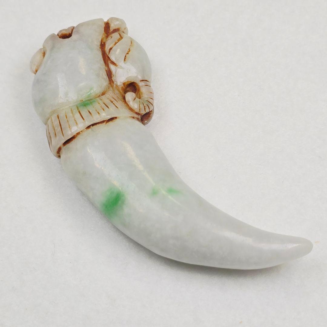 古美術 翡翠 氷糯 辣緑 手彫 龍頭紋 獣牙形 根付 玉佩 玉衝牙 お守り 美品 古美術 翡翠 氷糯 辣緑 手彫 龍頭紋 獣牙形 根付 玉佩