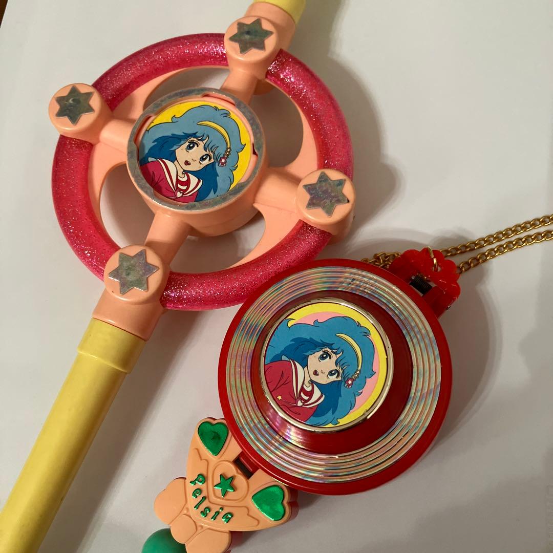 魔法の妖精ペルシャ　クルクルリンクル　ラブリンペンダント　セット ピカピカラブリンペンダントの台紙を、思い立って他のペルシャおもちゃ