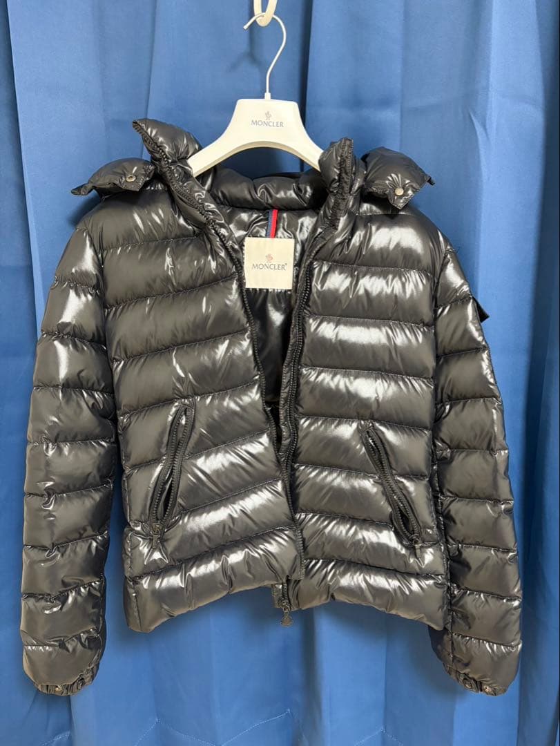 MONCLER グレー ダウンジャケット フード付き