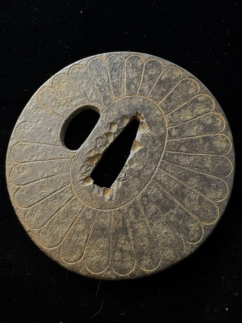 無銘 鉄地鐔 菊図 鍔 拵 日本刀 刀装具 骨董 古美術 江戸時代 鍔 無銘 古金工 菊水群鳥図鍔(TU-080515)｜刀・日本刀の販売なら日本刀