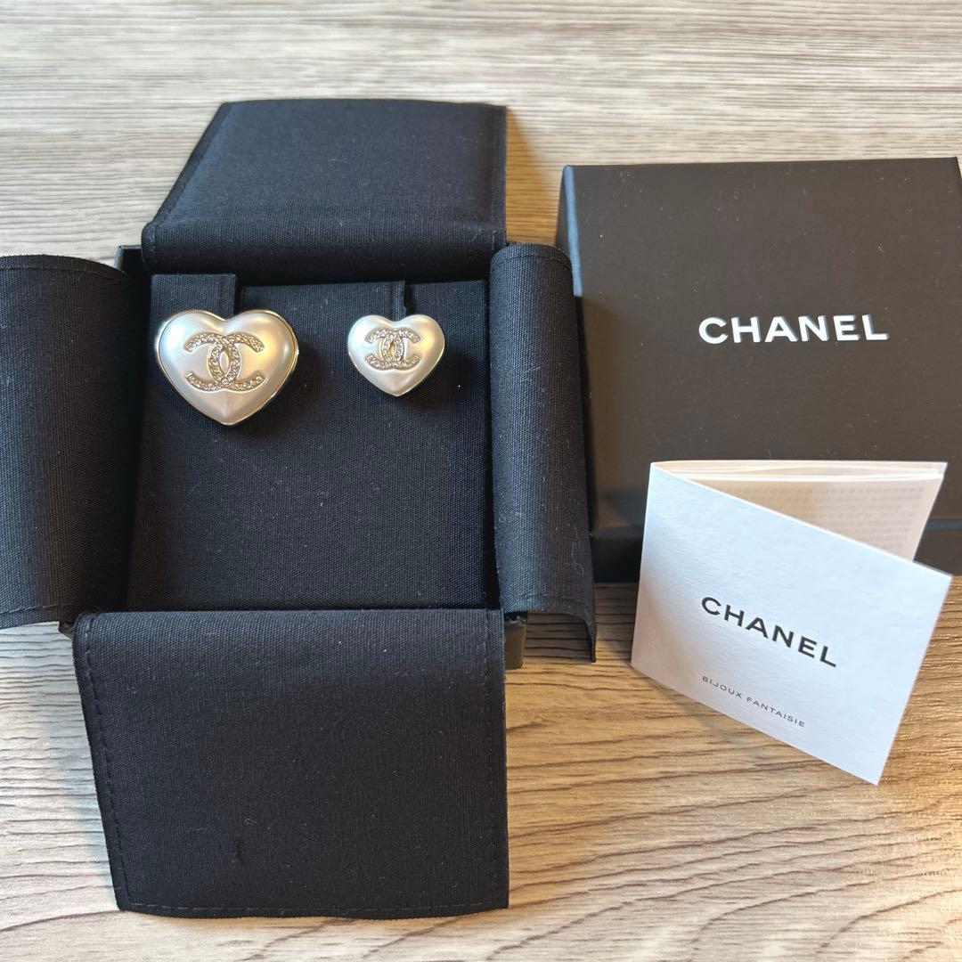 シャネル ゴールド ラインストーン ココマーク ハート ブローチ - メルカリ