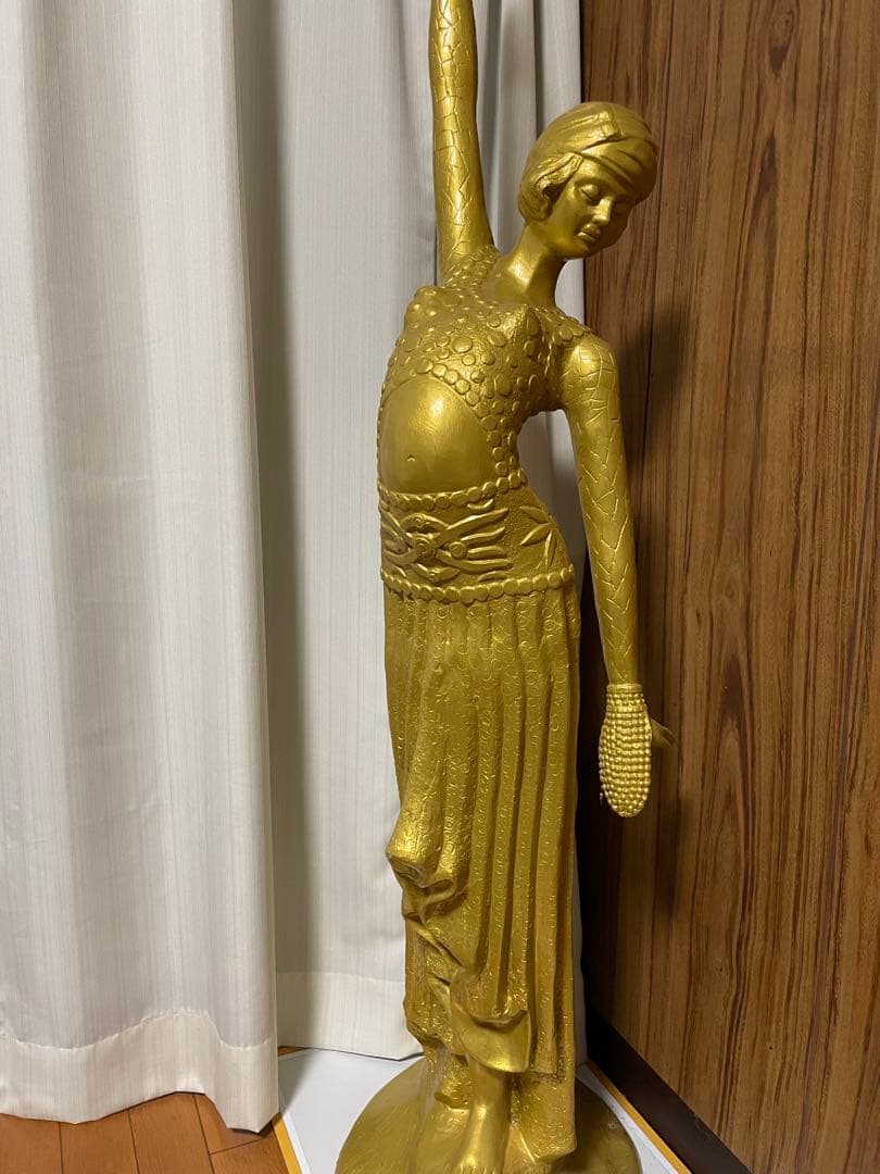 金色の女性像の彫刻 約137cm