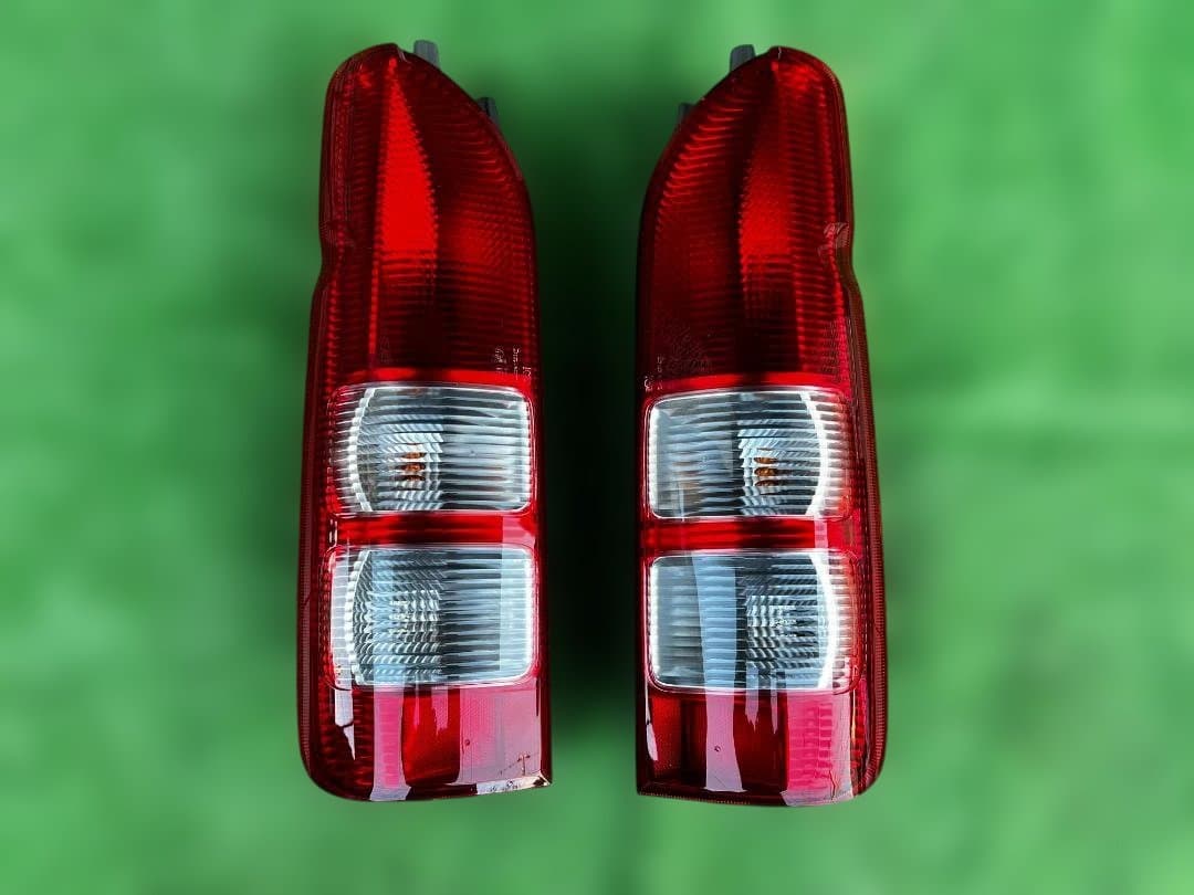 と*も様 新車外し/ハイエース 純正テールランプ 左右セット koito 26- と*も様 新車外し/ハイエース 純正テールランプ 左右セット koito 26
