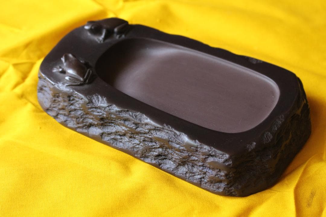 蛙◎赤間硯◎下井百合昭◎昭竜山作 共箱 栞付き 黄布 - メルカリ