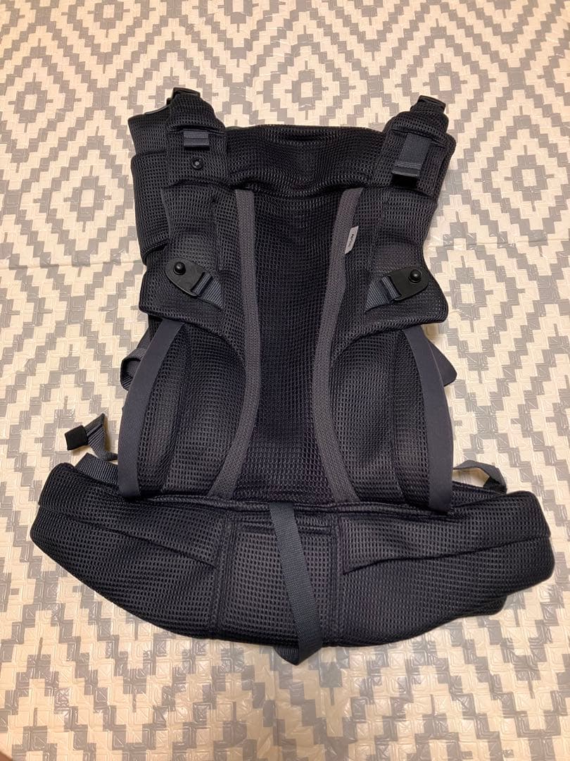 値下げ中‼️3/8まで】Aprica ラクリス 抱っこ紐 ダークグレー - メルカリ