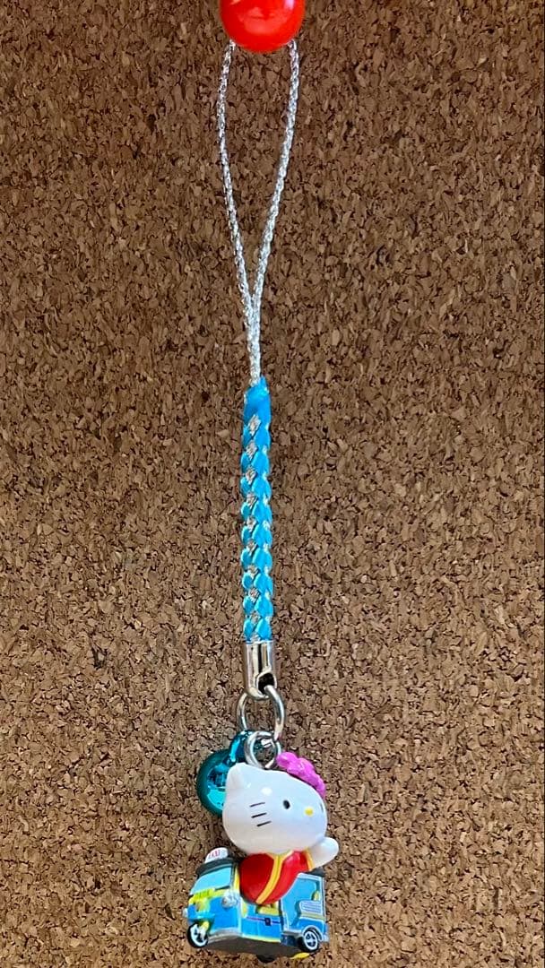 d*3様 ハローキティ ご当地ストラップ トゥクトゥク タイ限定 - メルカリ