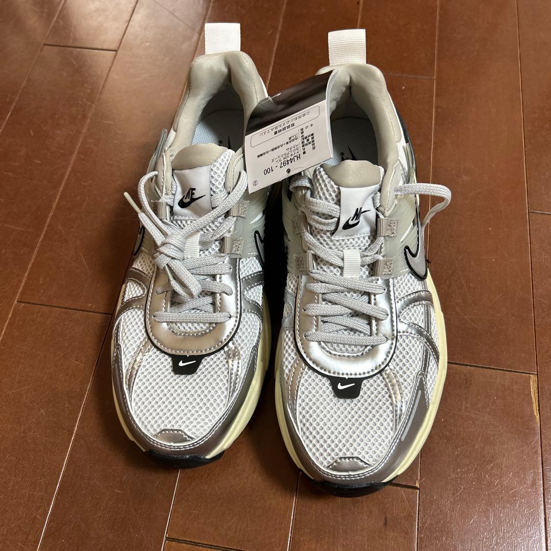 Nike V2K Runner ホワイト/シルバー Nike V2K Run sneakers in gray and white | ASOS