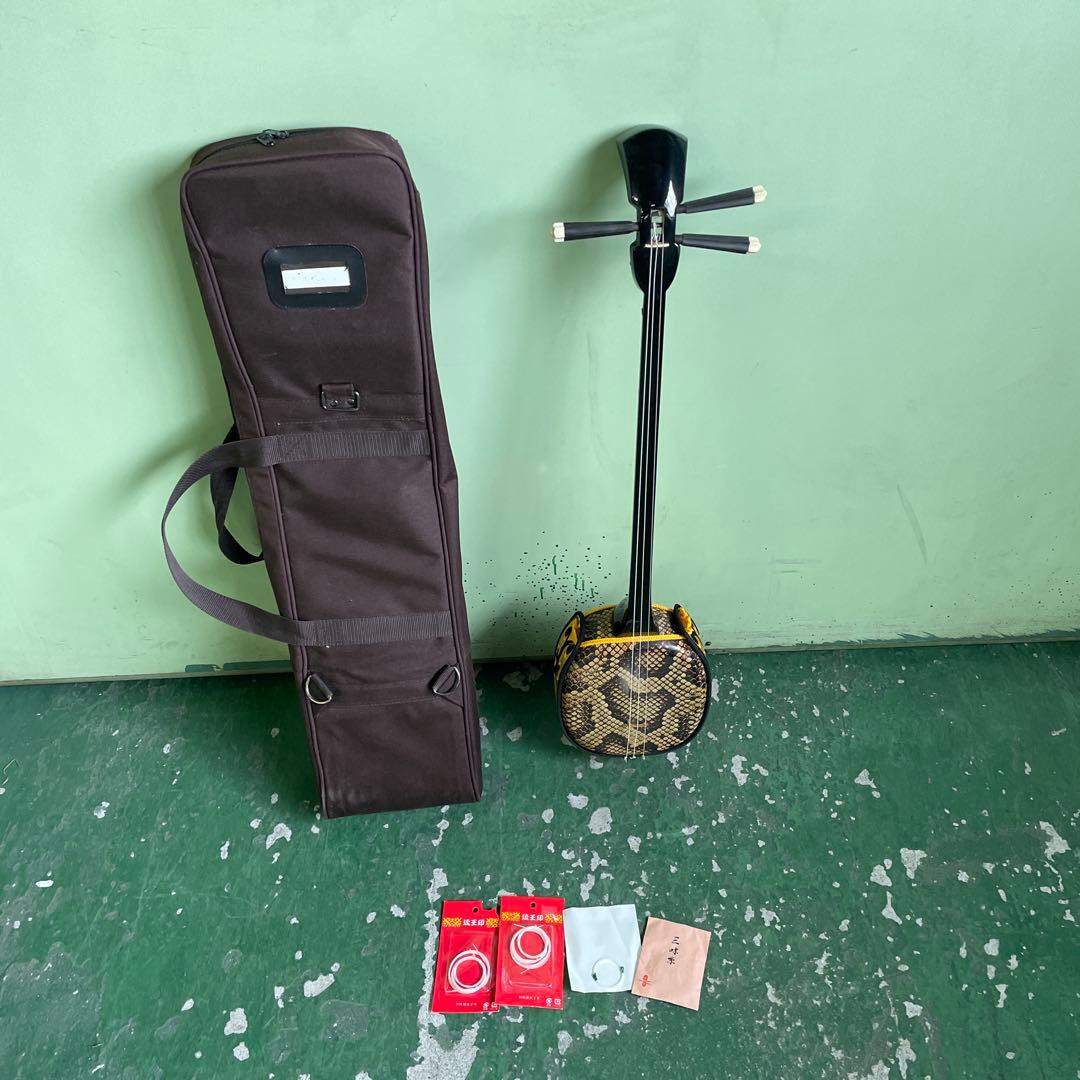 し*ん様 沖縄 三線 弦楽器 伝統楽器 収納ケース付き 蛇皮 和楽器 小物付き