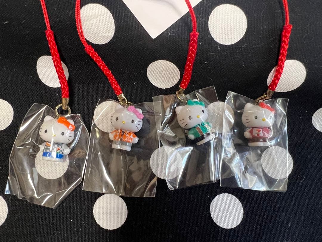 【値下げ】セブンイレブン限定歴代制服　ハローキティストラップ2009