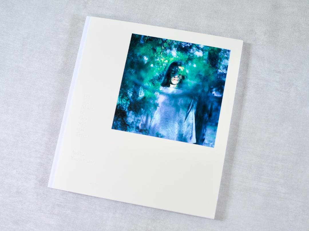 美本・山元彩香写真集 「We are Made of Grass〜」 サインあり 山元彩香｜We are Made of Grass, Soil, and Trees | 曲線