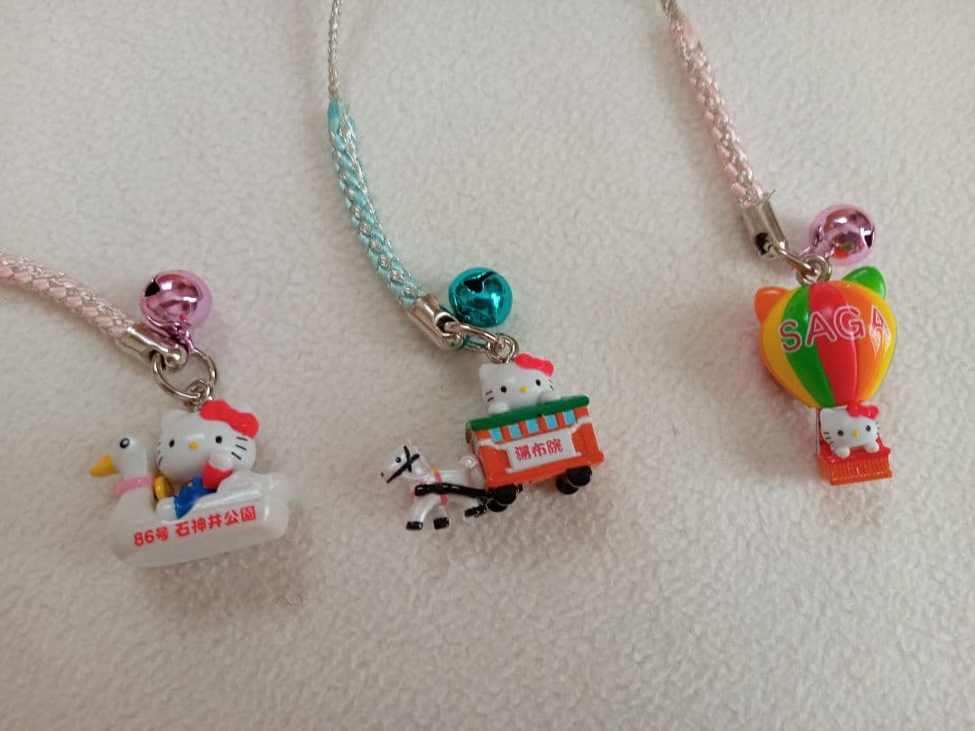 ゆうパケット】ハローキティ 根付け 乗り物3個セット - メルカリ