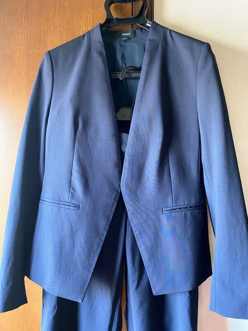 【試着のみ、ほぼ新品】theory ネイビー ノーカラー パンツスーツ サイズ0