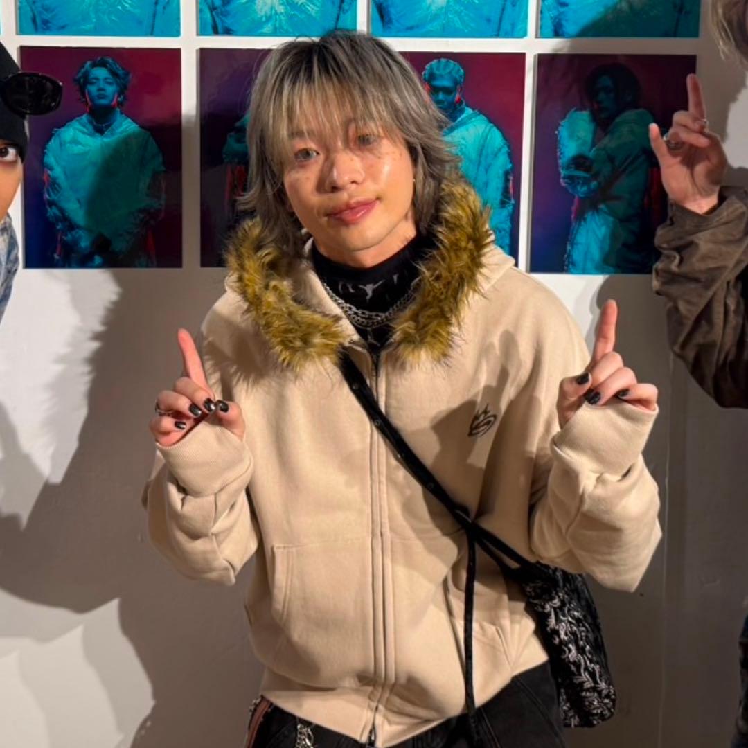 ファーグラフィックZIPパーカー ステッカー付き ma55ive wego - メルカリ