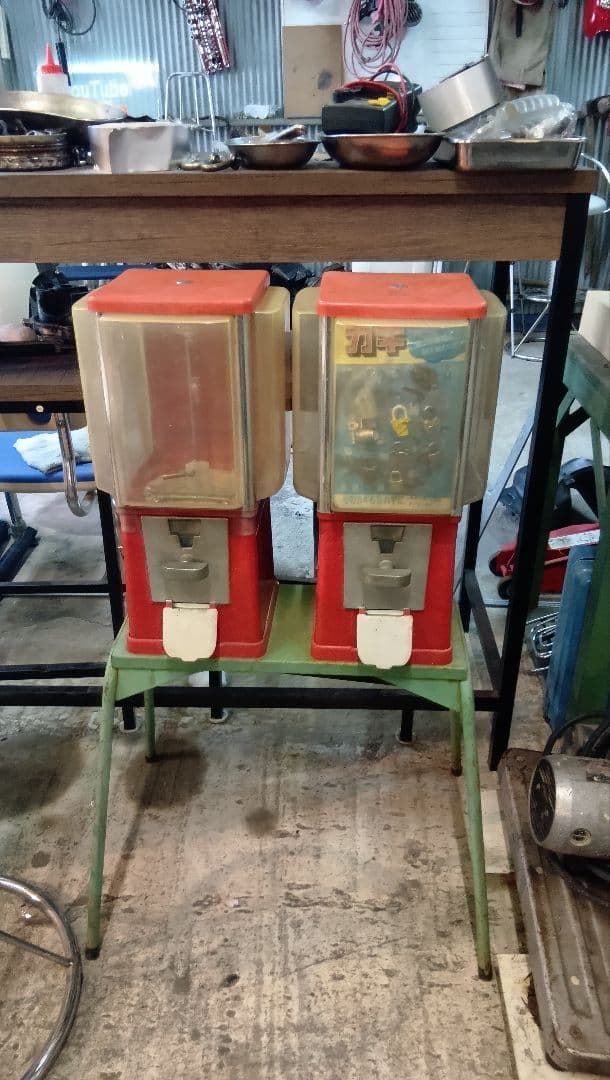 最終値下げ　コスモス　20円ガチャ　２台セット　レトロ　ガチャガチャ筐体 日記 コスモスの20円ガチャガチャの小さな駄玩具を見てみた。 昭和