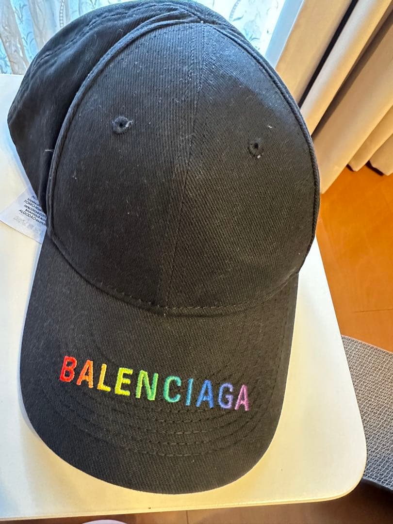 BALENCIAGA ブラックキャップ カラフルロゴ刺繍