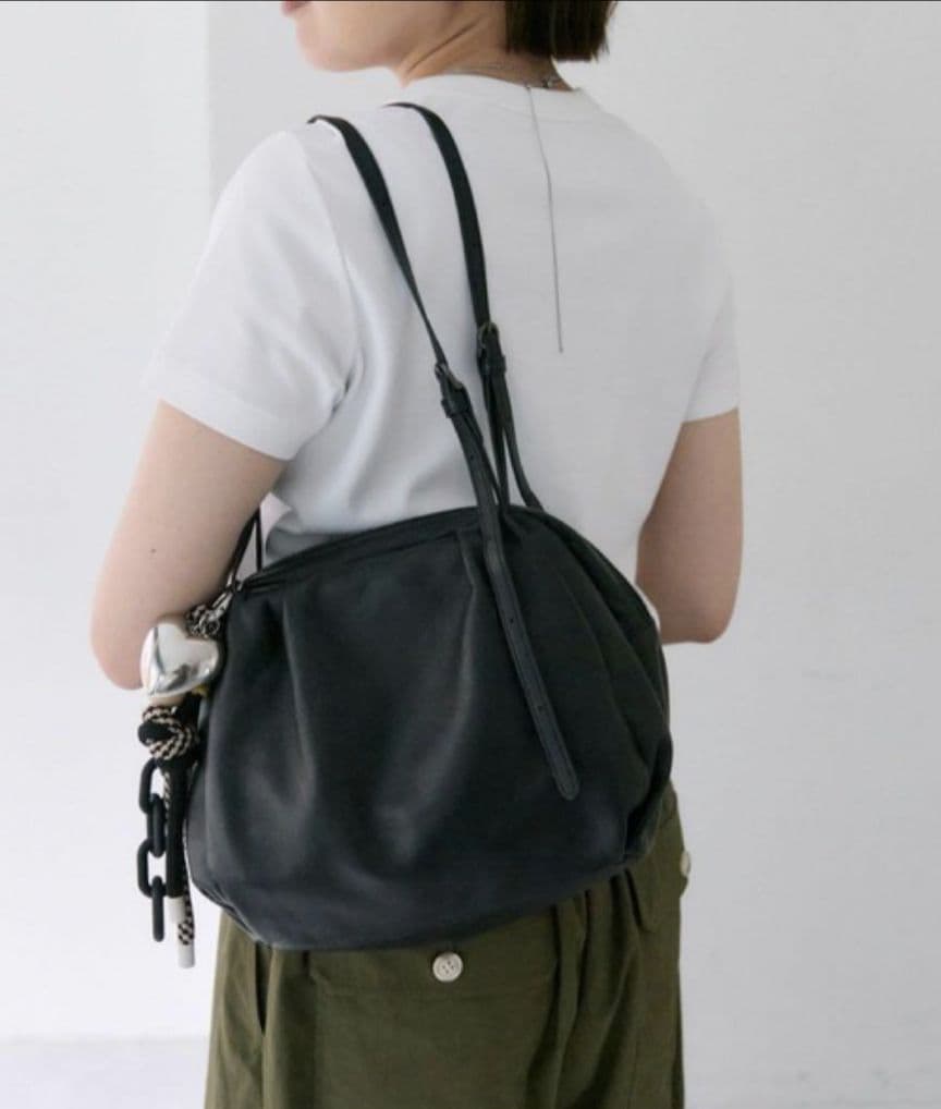 イアパピヨネ　コロンボストンバッグ　ブラック