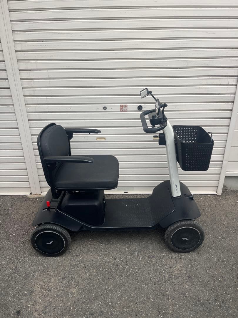 美品　WHILL 電動カート 2023年製　コンパクト 黒　シニアカー　動作品