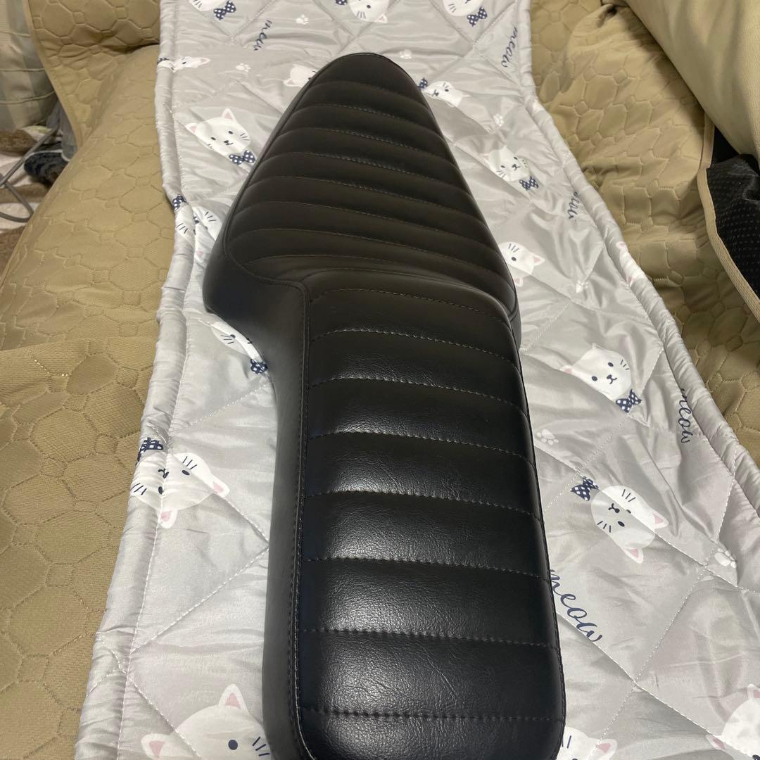 ハーレー スポーツスター1200 純正シート加工張り替え スポーツスター純正シート張替え！車体に合わせたカラーに変更