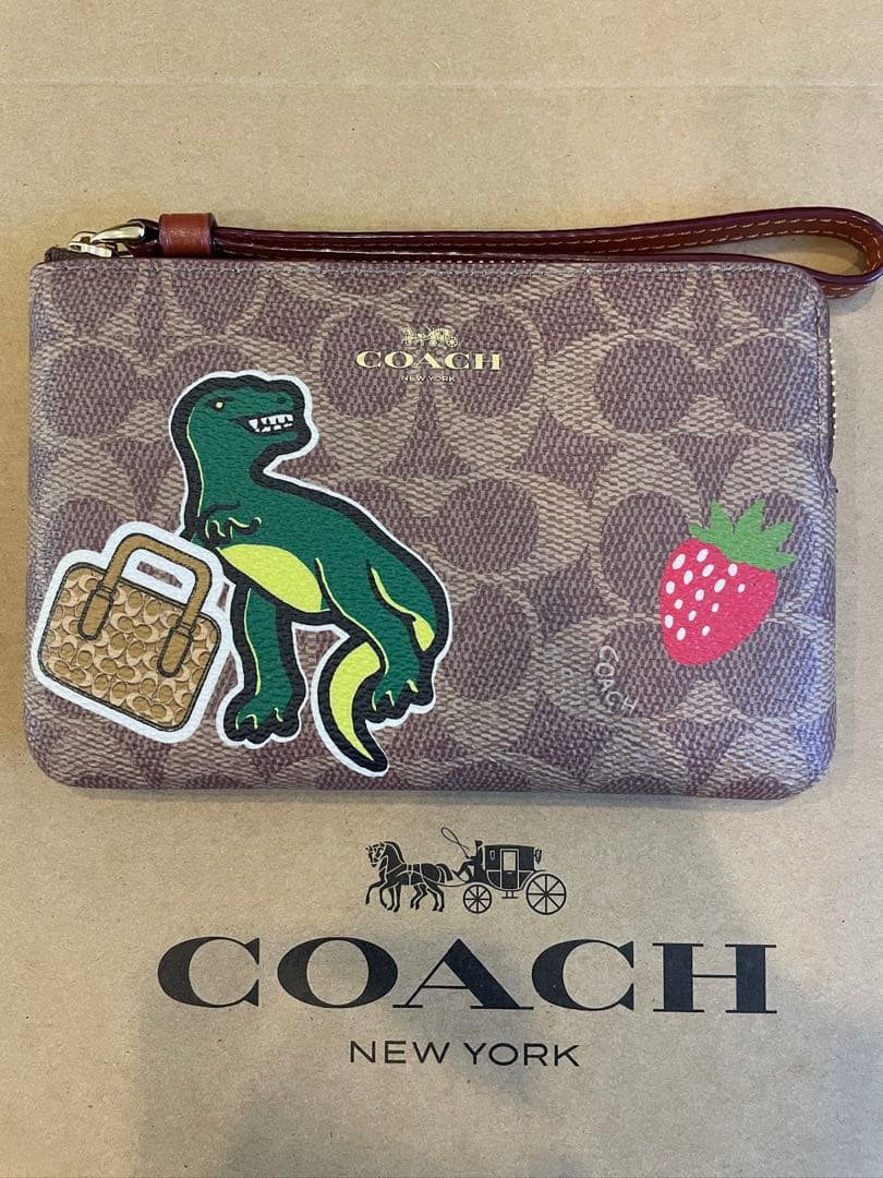 【COACH/CW856】ポーチ ステッカープリント恐竜 いちごダイスダイナソー ダイカット おでかけ ポーチ お出かけ クリップ 簡単 取り付け