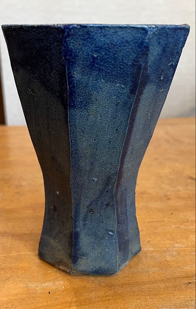 塩釉薬の六角形の花瓶 角いミニ花生。 釉薬の流れがある釉薬の方が、表情があっておもしろ