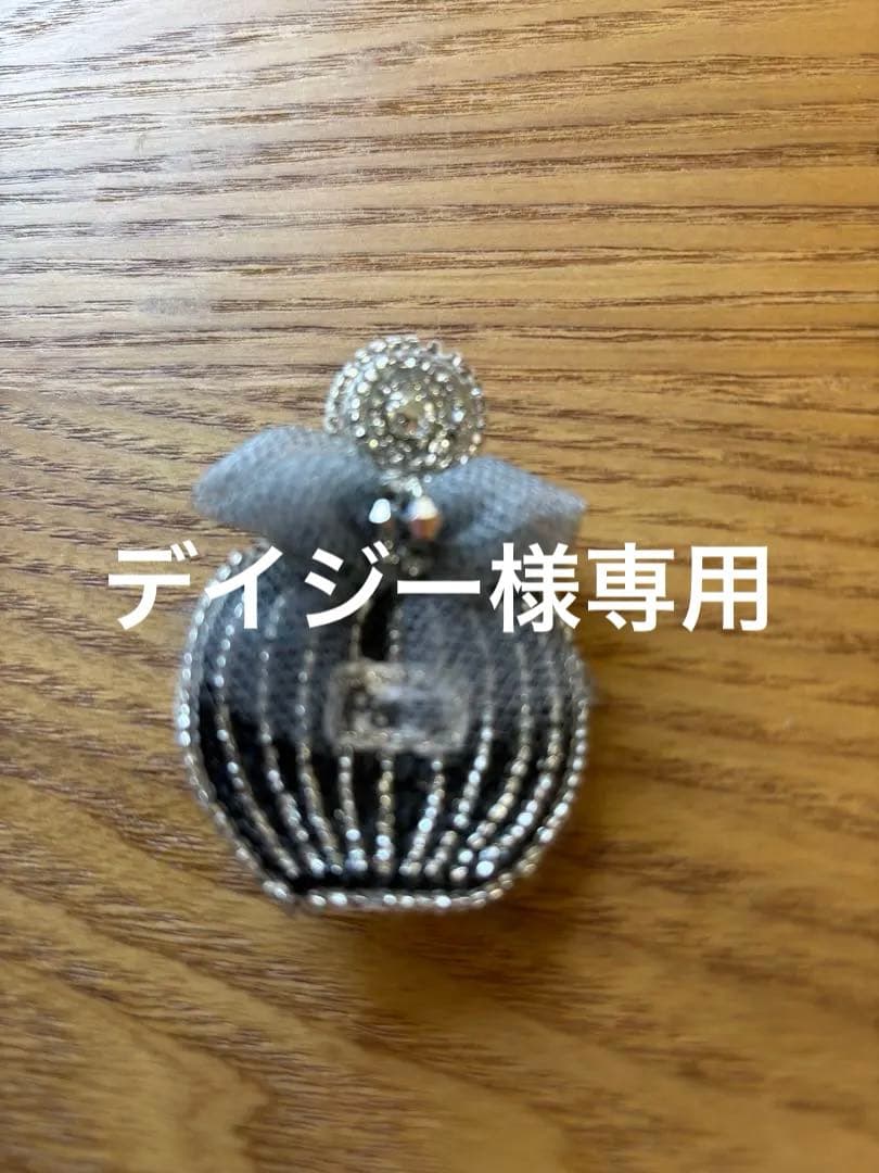 イマナパリ　香水ボトルデザイン ブローチ b289519d77ffb40c5a4757d09d5984