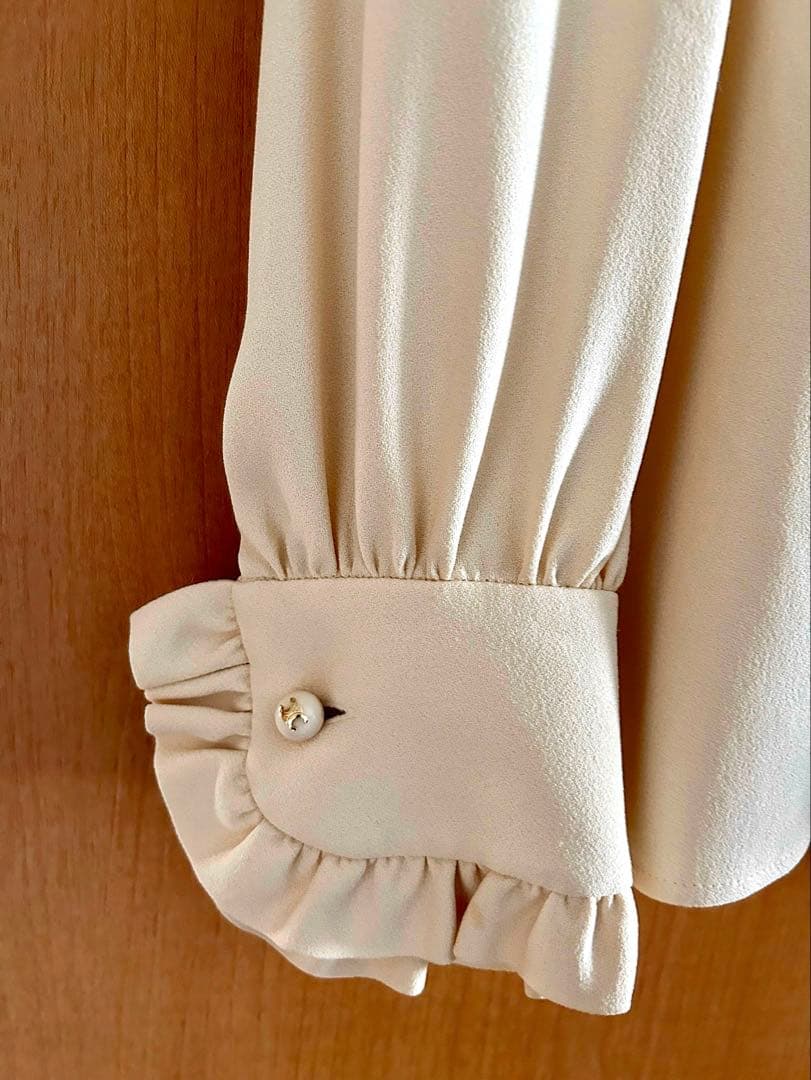 新品】 CELINE トリオンフ付きパール風ボタン ブラウス 36 白