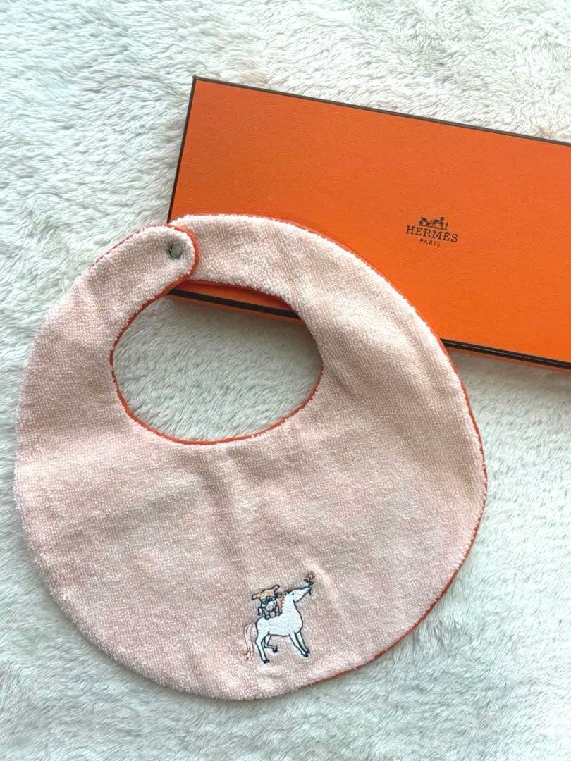 HERMES◆箱つき スタイ・よだれかけ 馬と子供のデザイン
