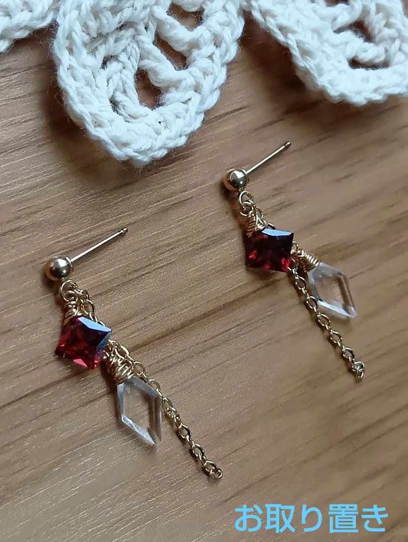 538/14kgf宝石質ガーネットとクリスタルのポストピアス