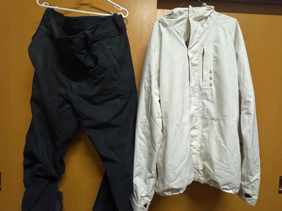定価9万円『GORE-TEX』スノーボードウェア上下セット VOLCOM 白&黒