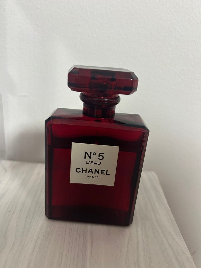 CHANEL N°5 L'EAU 赤い香水ボトル