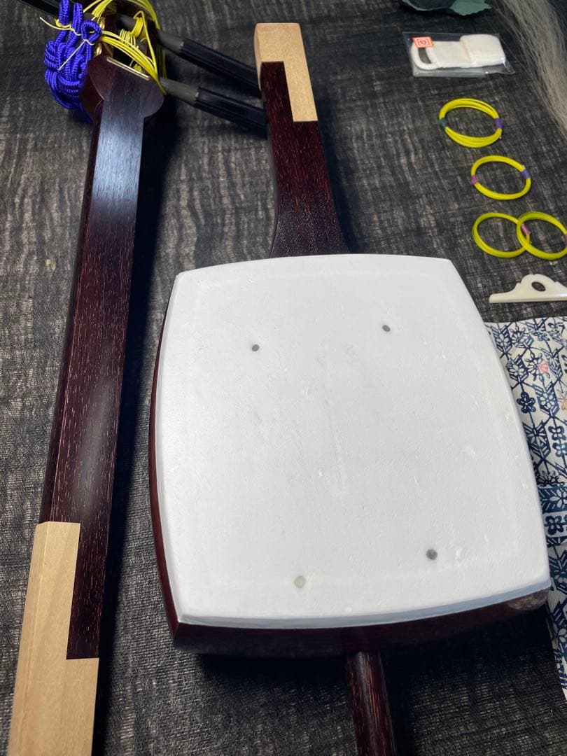 和胡弓（紅木材）　　胴花梨材 竹弓馬毛　　トランクケース 付属品