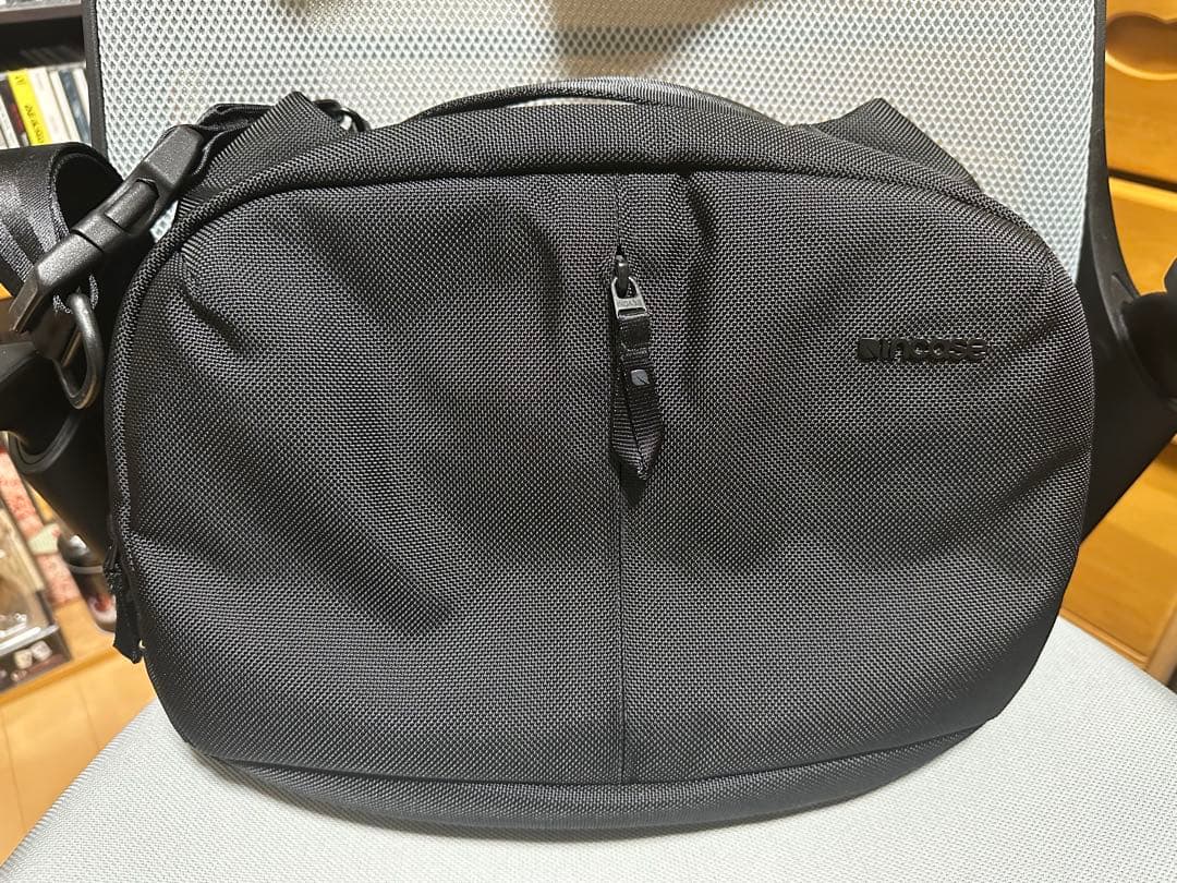バッグ incase Tracks Sling / 7L -Black-