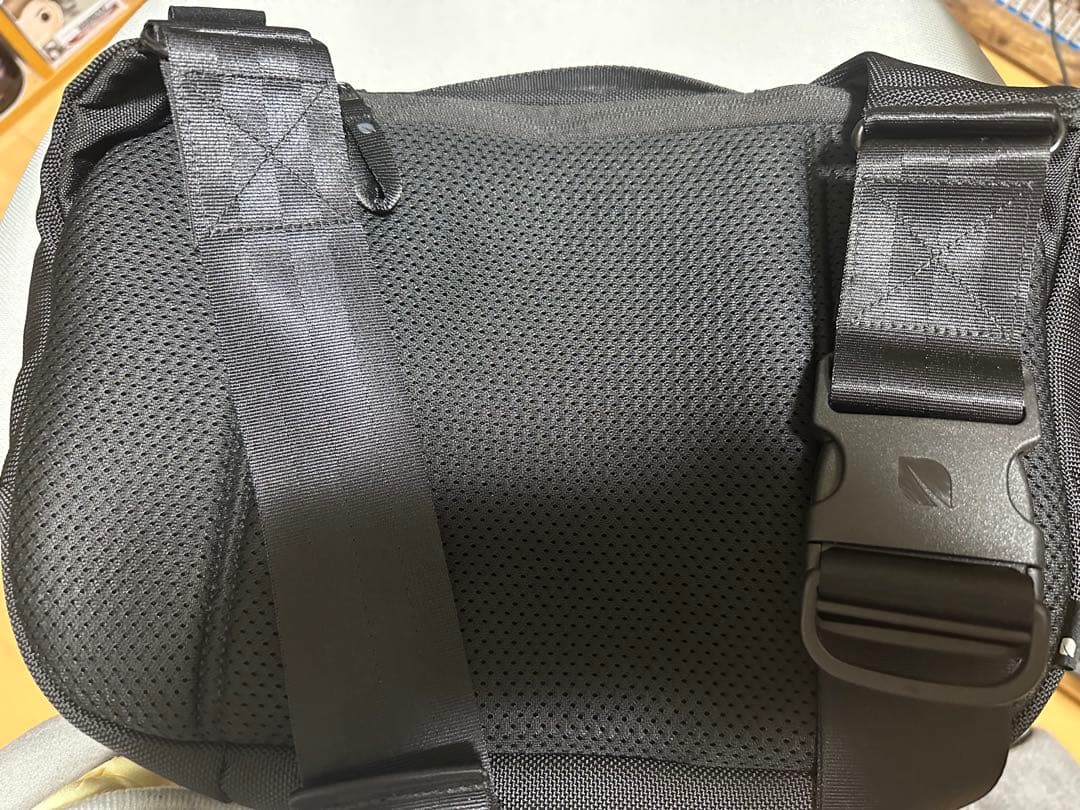 バッグ incase Tracks Sling / 7L -Black-