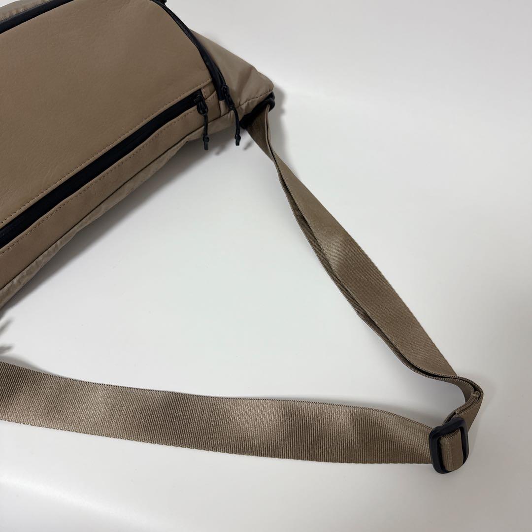 24時間以内発送】イアパピヨネ ボディバッグ ベージュ - メルカリ