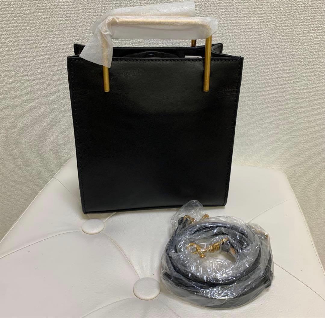 新品】EMMA AURA | BLACK GOLD HANDLE BAG - メルカリ