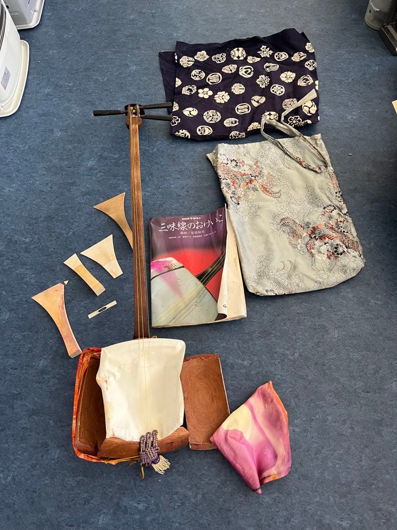 年代物 三味線本体 3弦 セット木製 装飾付き 細棹 お稽古ケース付き ジャンク