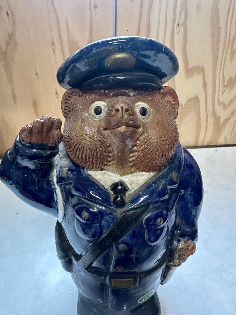 タヌキの警察官　陶器　約32cm