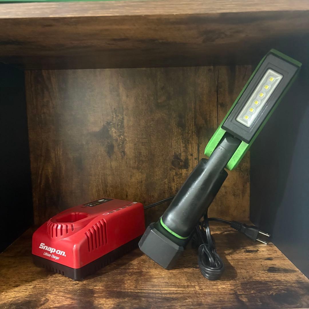 Snap-on LEDハンディライト 充電器付き　底面磁石付き 作業灯 LED 充電式 防水 スイッチ付き 吊り下げ マグネット 車 磁石