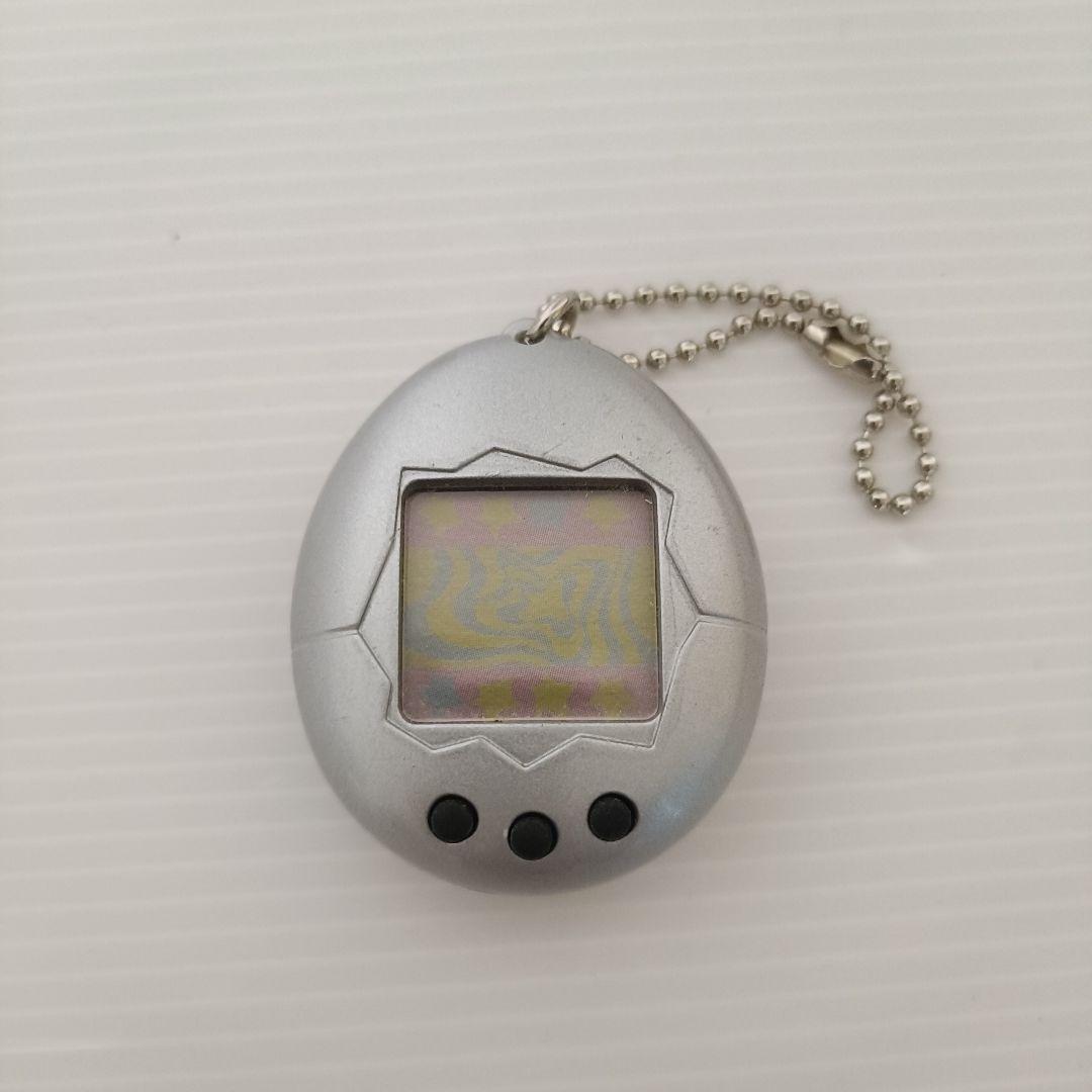 希少】新種発見 たまごっち 銀(シルバー) 海外版 - メルカリ