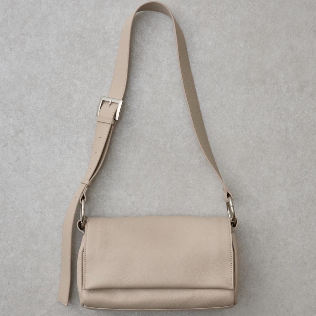 新品タグ付】ビアズリー レザー ボディバッグ ベージュ - メルカリ