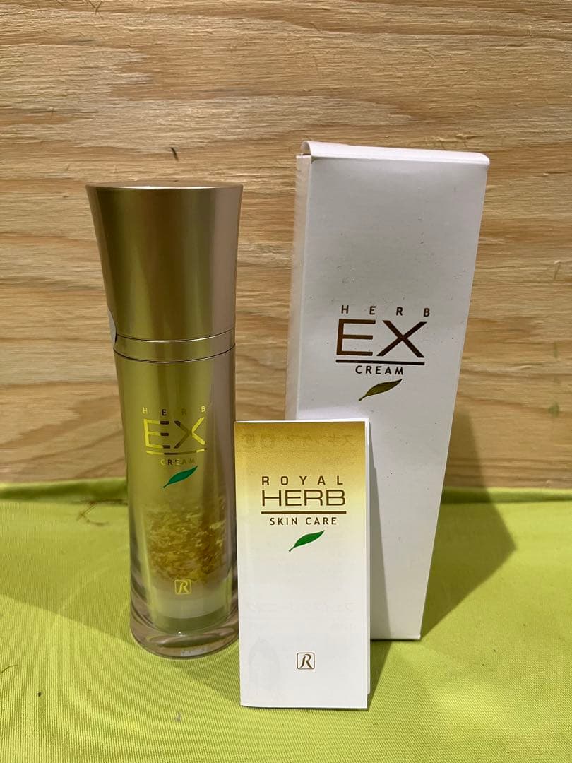 ロイヤル化粧品 EXクリーム 50g 金箔入り Amazon | ロイヤル化粧品 ロイヤルハーブ EXクリーム 50g 保湿 純金箔