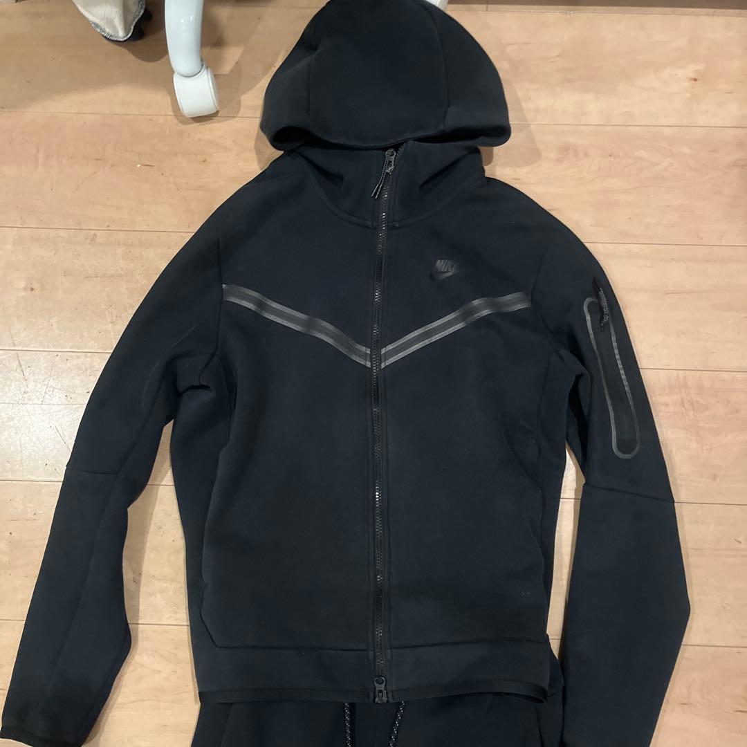 NIKE旧黒テックフリースS - メルカリ