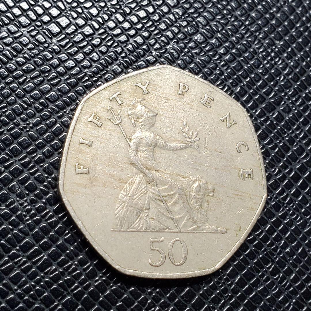 5472. 1983年 イギリス 50ペンス 硬貨 エリザベス2世 - メルカリ