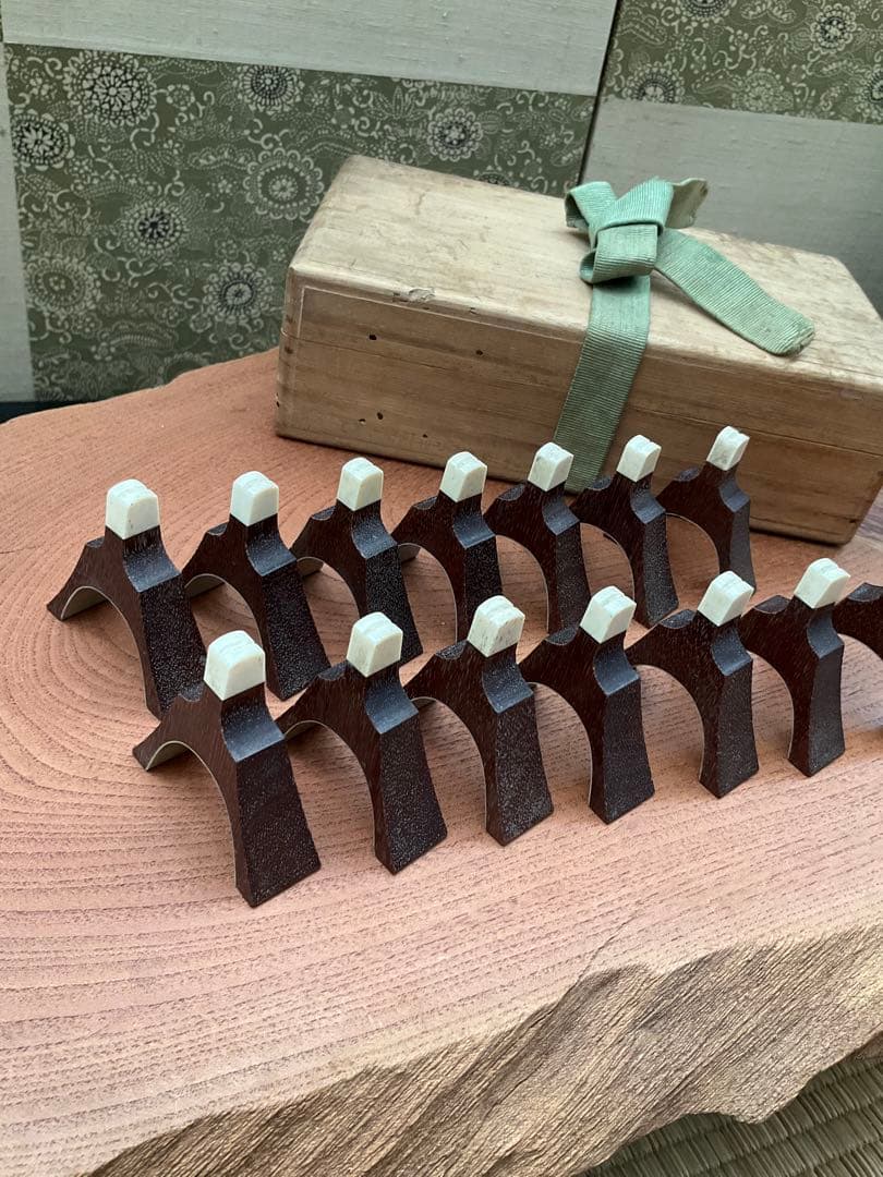 hako蔵出し　紫檀？琴柱 14個 弦楽器 古美術品，天然素材　共箱付き